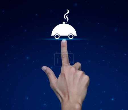 Téléchargez les photos : Presse à main restaurant cloche icône plate sur le ciel nocturne fantaisie et la lune, concept de livraison de nourriture d'affaires en ligne - en image libre de droit