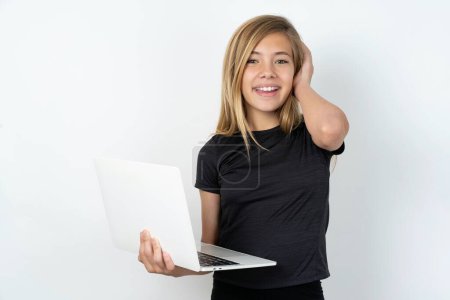 Téléchargez les photos : Photo de fille étonnée tenant moderne avec gadget à la main sur fond blanc - en image libre de droit