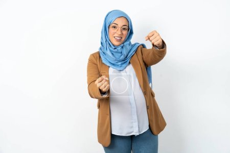 Foto de Musulmán embarazada mujer usando hijab imaginar volante timón timón pasando examen de conducción buen humor velocidad rápida - Imagen libre de derechos