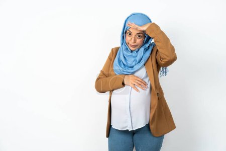 Téléchargez les photos : Femme musulmane enceinte portant hijab ayant des problèmes, inquiète et stressée tient la main sur le front. - en image libre de droit
