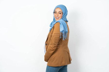 Foto de Satisfecho bastante hermosa mujer musulmana embarazada con hijab radiante sonrisa mirada cámara - Imagen libre de derechos
