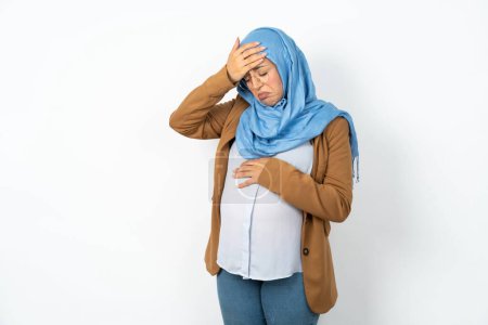 Téléchargez les photos : Une belle musulmane enceinte très bouleversée et solitaire portant du hijab pleurant, - en image libre de droit