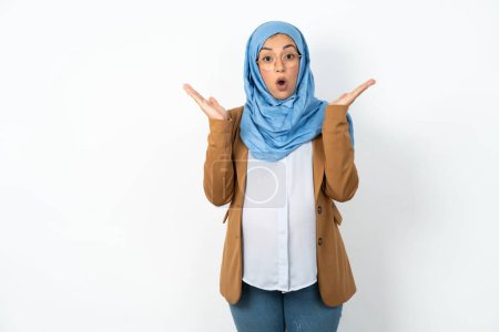 Téléchargez les photos : Étonné belle femme musulmane enceinte portant hijab gestes avec incertitude, regarde la caméra, perplexe comme ne sait pas répondre à la question délicate, Les gens, le langage du corps, concept des émotions - en image libre de droit