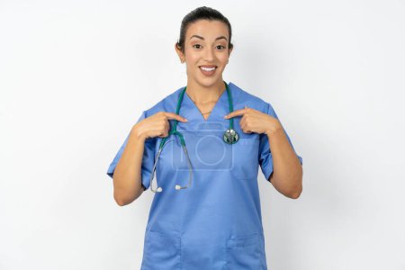 Foto de Médico árabe mujer vistiendo puntos uniformes azules en su cuerpo, estar de buen humor después de ir de compras y hacer compras exitosas - Imagen libre de derechos