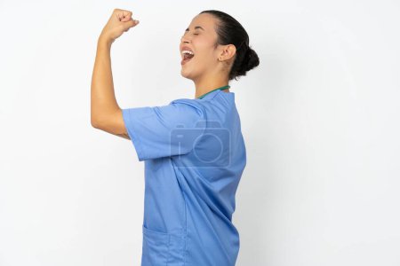 Téléchargez les photos : Photo de profil de femme arabe médecin en uniforme avec stéthoscope lever le poing et crier - en image libre de droit