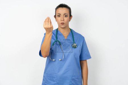 Foto de Mujer árabe médico en uniforme con estetoscopio Haciendo gesto italiano con la mano y los dedos expresión confiada - Imagen libre de derechos