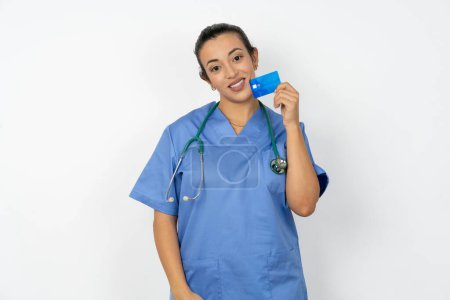 Foto de Primer plano de la foto de la mujer médico árabe con uniforme azul tarjeta de retención - Imagen libre de derechos