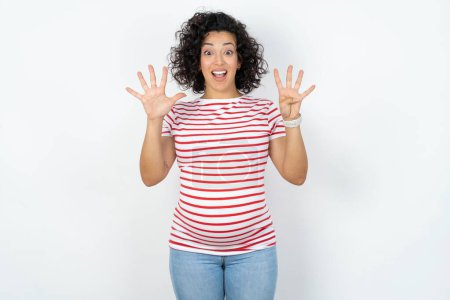 Téléchargez les photos : Femme enceinte montrant et pointant vers le haut avec les doigts numéro neuf tout en souriant confiant et heureux. - en image libre de droit