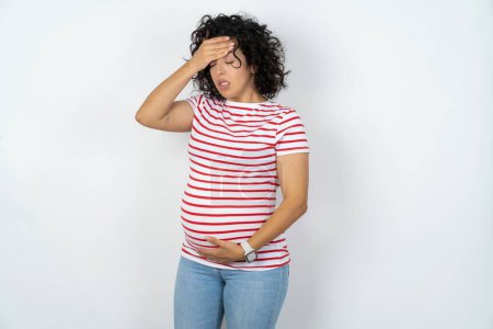 Foto de Mujer embarazada Tocar la frente por enfermedad y fiebre, gripe y resfriado, virus enfermo. - Imagen libre de derechos