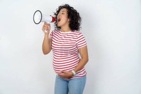 Téléchargez les photos : Femme enceinte grâce au mégaphone avec l'espace de copie disponible - en image libre de droit