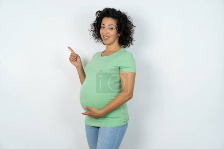 Schwangere zeigt auf Leerzeichen. People Promotion und Werbekonzept