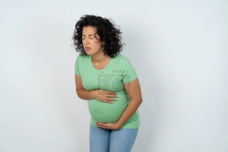 Foto de Mujer embarazada tiene dolor de estómago - Imagen libre de derechos