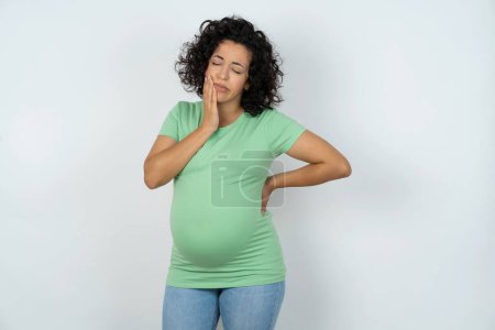 Téléchargez les photos : Jeune femme enceinte avec mal de dents - en image libre de droit