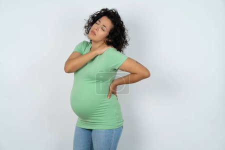 Téléchargez les photos : Femme enceinte a mal au dos - en image libre de droit