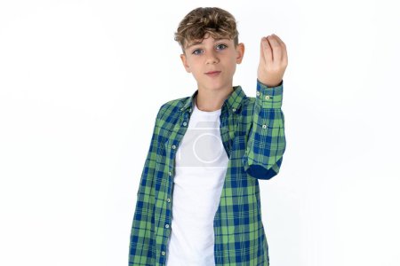 Foto de Guapo caucásico adolescente chico en blanco estudio fondo enojado gesto típico italiano con la mano, mirando a la cámara - Imagen libre de derechos