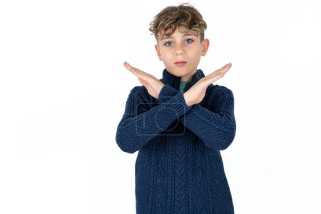 Téléchargez les photos : Beau garçon adolescent caucasien sur fond de studio blanc expression de rejet croisant les bras faisant signe négatif, visage en colère - en image libre de droit