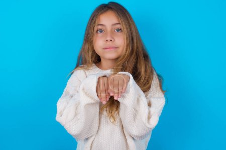 Foto de Bastante adolescente chica hace conejito patas y miradas con inocente expresión juega con su pequeño niño - Imagen libre de derechos