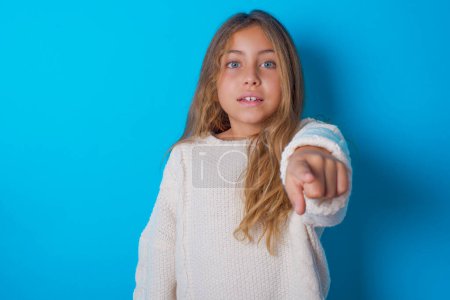 Foto de Emocionado positivo bastante adolescente chica señala el dedo índice directamente en usted, ve algo muy divertido. Wow, increíble - Imagen libre de derechos