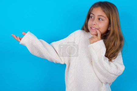 Foto de Positivo bastante adolescente chica anuncio promo touch dedo dientes - Imagen libre de derechos