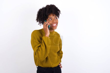 Foto de Retrato de una joven alegre y exitosa que habla por teléfono móvil con un amigo. Concepto de estilo de vida y comunicación - Imagen libre de derechos