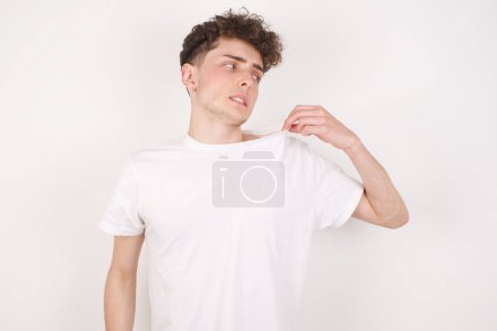 Téléchargez les photos : Jeune homme stressé, anxieux, fatigué et frustré, tirant col de chemise, l'air frustré par le problème - en image libre de droit