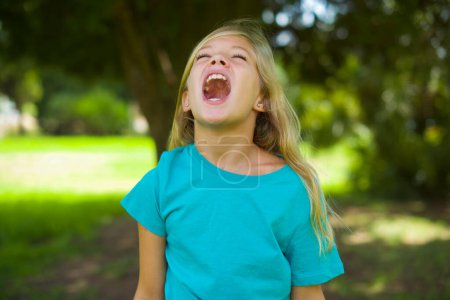 Téléchargez les photos : Jolie fille stressée hurlant dans le parc - en image libre de droit