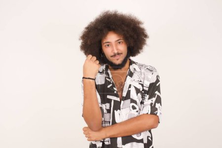Téléchargez les photos : Portrait de beau jeune homme de race mixte expressif aux cheveux bouclés isolé sur blanc - en image libre de droit