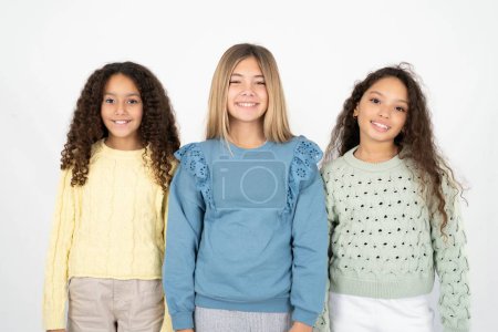 Téléchargez les photos : Photo rapprochée de trois adolescentes toothy souriant - en image libre de droit