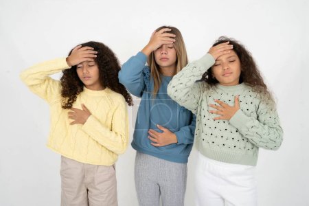 Téléchargez les photos : Trois adolescentes Toucher le front pour la maladie et la fièvre, grippe et rhume, virus malade. - en image libre de droit