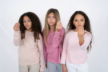 Foto de Tres chicas adolescentes haciendo gesto italiano con la mano y los dedos expresión de confianza - Imagen libre de derechos