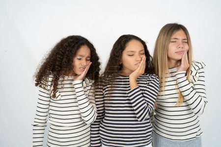 Foto de Tres chicas adolescentes con dolor de muelas sobre fondo blanco - Imagen libre de derechos