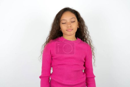 Foto de Adolescente chica usando rosa suéter agradable aspecto dulce encantador lindo atractivo encantador guapo dulce pacífico cerrado ojos - Imagen libre de derechos