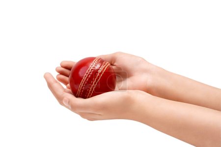 Téléchargez les photos : Mains de cricket femelle prenant la prise d'une boule de cricket en cuir rouge gros plan photo fond blanc - en image libre de droit