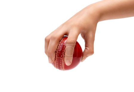 Téléchargez les photos : Une main féminine tenant un test rouge match cuir point Cricket Ball gros plan Photo fond blanc - en image libre de droit