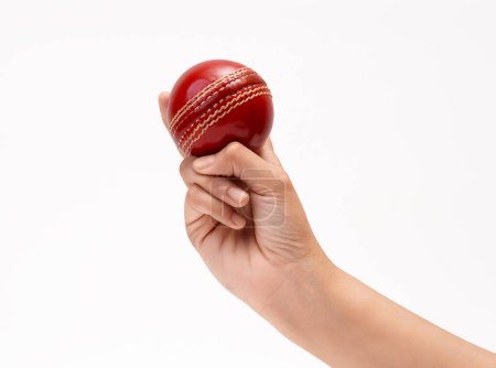 Téléchargez les photos : Femme Bowler Grip à l'essai rouge Cricket Ball gros plan photo de femelle Cricketer main sur le bol - en image libre de droit