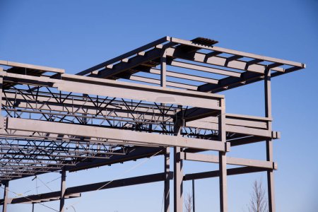 Téléchargez les photos : Structure en acier pour la construction de bâtiments sur fond de ciel matériau sidérurgique moderne industriel - en image libre de droit