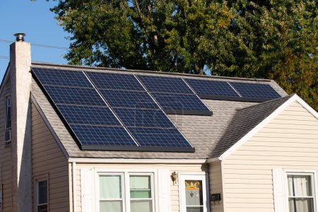 Foto de Paneles solares fotovoltaicos en una casa techo tehnología cielo - Imagen libre de derechos