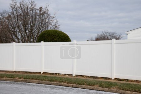 Téléchargez les photos : Clôture en vinyle blanc dans le quartier résidentiel maison nature plastiquenouveau - en image libre de droit