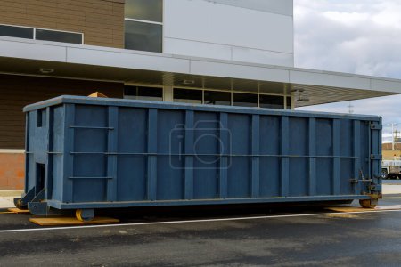 Téléchargez les photos : Metal trash construction garbage dumpster on the house renovation bin recycle outdoor - en image libre de droit
