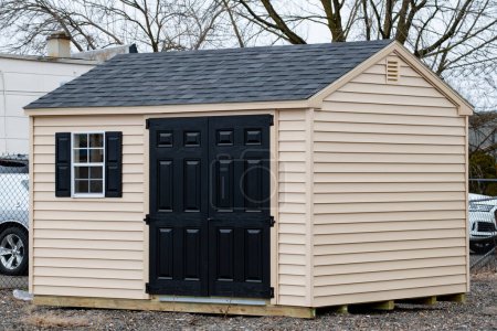 Téléchargez les photos : Gray new shed wood roof door window new modern front - en image libre de droit