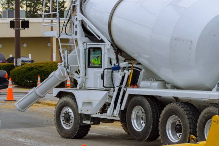 Téléchargez les photos : Image with mixer machines outdoors concrete heavy car tank dump - en image libre de droit