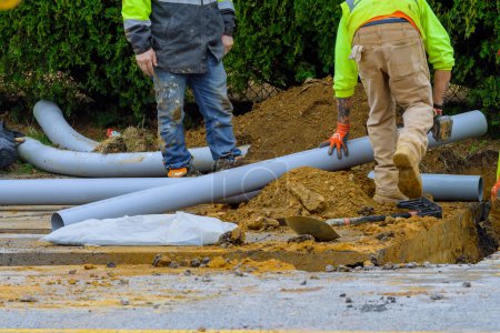Téléchargez les photos : Repair the broken pipe with replace new water plumbing hole sewer - en image libre de droit