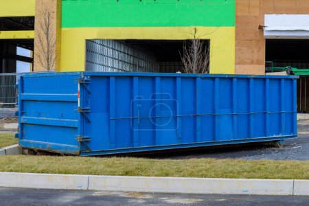 Téléchargez les photos : Big iron dumster at the construction site junk recycle - en image libre de droit