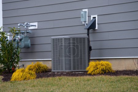 Téléchargez les photos : Air conditioner near the new house cold fan install supply system wall climate - en image libre de droit