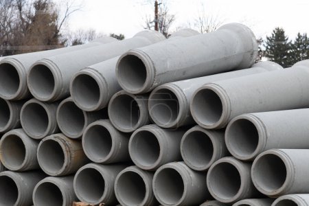 Foto de Concrete pipes for a sewer on a construction site drainage stack materials - Imagen libre de derechos