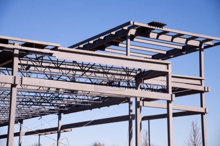 Foto de Steel frame of a new building modern iron offise - Imagen libre de derechos
