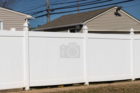 Foto de White vinyl fence outdoor backyard home private green homeclean decor - Imagen libre de derechos