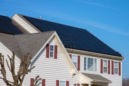 Téléchargez les photos : Système solaire sur un toit propre maison technologie moderne cellule toit - en image libre de droit
