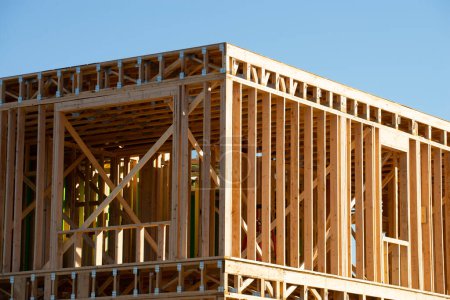Téléchargez les photos : Ossature nouvelle maison en contreplaqué bois de construction mur log - en image libre de droit