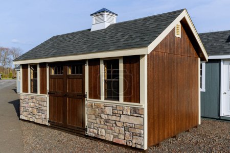 Téléchargez les photos : Beau nouveau jardin de toit de stockage en bois hangar - en image libre de droit